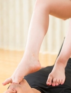 Glasses-wearing hottie Aya Kisaki makes a submissive guy worship/fuck her feet