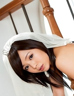 Runa Hamakawa naughty bride exposes her appetizing behind
