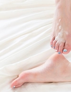 Ryu Enami sucks on her own toes, gets fingered, gets her arches covered in cum