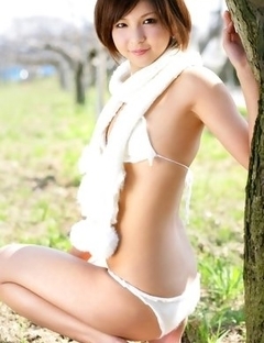 Rina Nagasaki comes in white lingerie to play in nature
