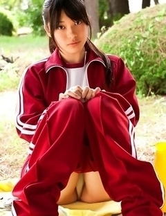 Tomoe Yamanaka babe takes sports pants off and exposes ass in garden