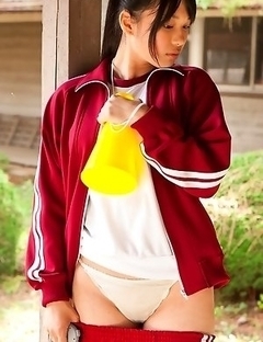 Tomoe Yamanaka babe takes sports pants off and exposes ass in garden