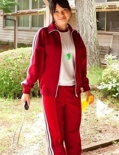 Tomoe Yamanaka babe takes sports pants off and exposes ass in garden