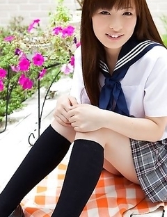 Maho Kimura undresses school uniform right in the park