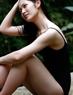 Airi Suzuki walks on favorite streets exposing her curves