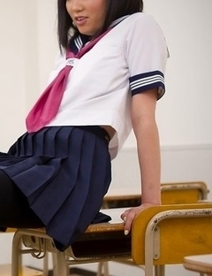 Schoolgirl Uta Kohaku gives a stunning footjob to her horny-ass teacher