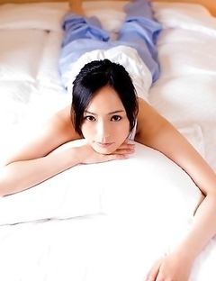 Sayuri Oyamada shows naked back when is going to sleep