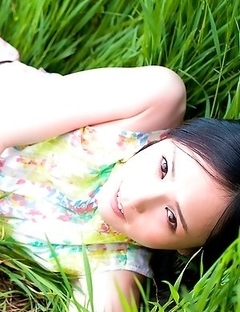 Sayuri Oyamada shows naked back when is going to sleep