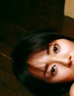 Momoko Tani exposes sexy legs under geisha dress and smiles