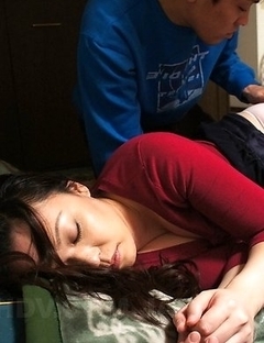 An Kanoh has the slit explored with finger