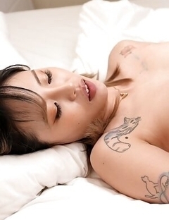 Yuxi Cheats Her Fianc� With Her Dead-Beat Ex