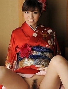 The kimono of Yuria Tominaga hide a beautiful hairy pussy