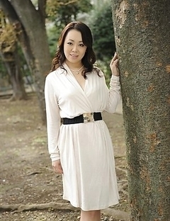 Yuna Yamami in a white dress is very elegant
