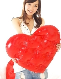 Cute babe Kana Yuuki motivates us for delight with innocent body