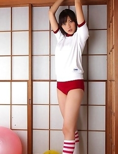 Cute Airi Sakuragi inspires us with teen body in innocent clothes
