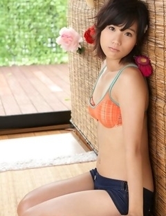Yuzuki Hashimoto in bra and short jeans is hot like summer