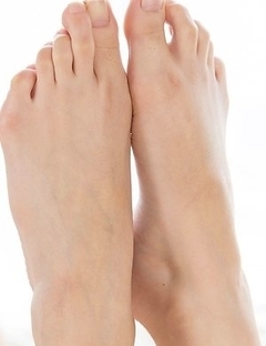 Skinny beauty Rio Kamimoto gives a great footjob in a really sensual scene here