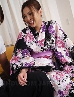 Miu Tamura in kimono sucks cock of the food delivery man so fine.