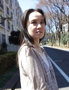 Junko Nishimura is an Asian lady presenting