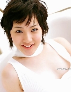 Flirtarious Japanese goddess Uran Minami poses spicy