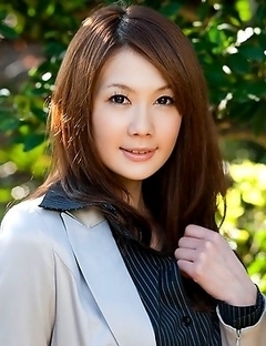 Passionate Asian babe Erika Kirihara shows her breasts