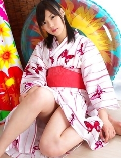 Airi Sakuragi raises geisha outfit to show her sexy legs