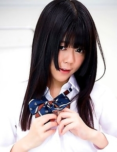 Young schoolgirl Shinjo Nozomi show her nice ass