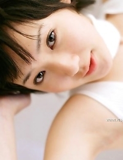 Flirtarious Japanese goddess Uran Minami poses spicy